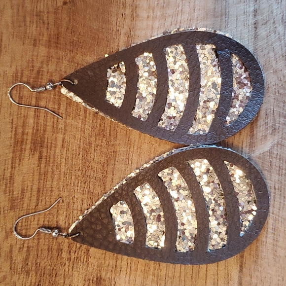 5/$15 2 pairs leather earrings - Picture 3 of 4